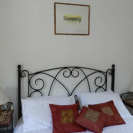 Les Acanthes Bed & Breakfast