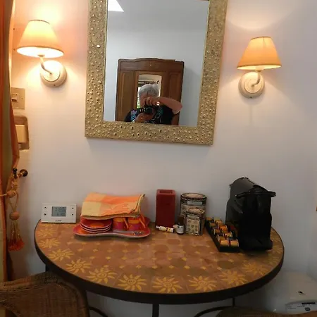 Les Acanthes Bed & Breakfast
